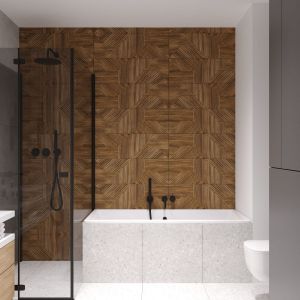 Okładzina ściany za wanną i w kabinie prysznicowej nie jest z drewnianej mozaiki, ale z doskonale ją imitujących płytek ceramicznych. To bardzo efektowny element wystroju, nadający łazience charakter. Projekt: Małgorzata Górska - Niwińska z Pracowni Architektonicznej MGN