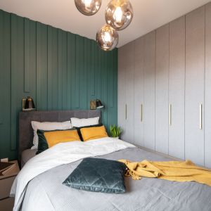 Nowoczesna sypialnia z ciekawie zaaranżowaną zielona ścianą. Projekt i zdjęcia: KODO Projekty i Realizacje Wnętrz