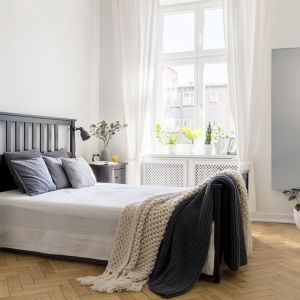 Biała sypialnia w stylu skandynawskim. Fot. mat. prasowe Luxrad 