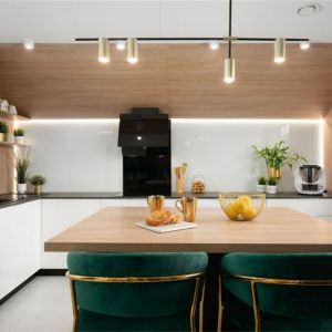 Proste, nowoczesne oświetlenie w kuchni. Projekt:  Joanna Stelmaszczuk Projektowanie Wnętrz. Fot. Michał Grela