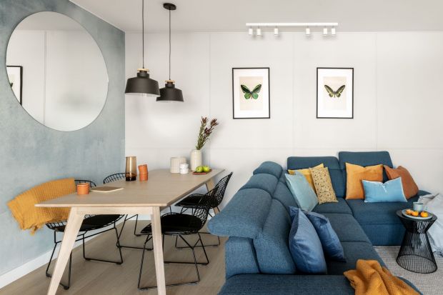 Aranżacja salonu na wakacje. Jakie meble, dodatki, kolory? 15 inspiracji