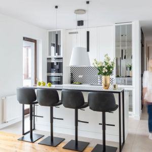 Biała nowoczesna wyspa w jasnej, nowoczesnej kuchni. Projekt: Decoroom. Fot. Pion Poziom