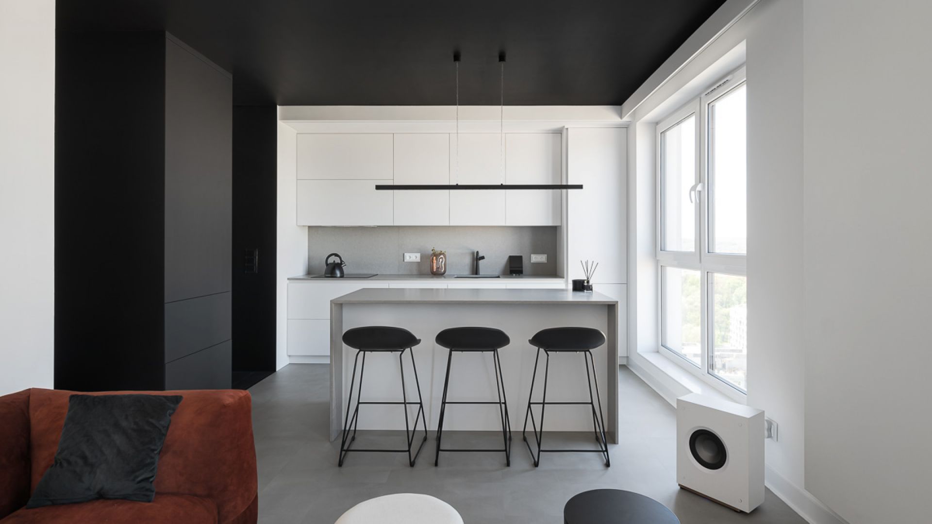 Piękne czarno-białe wnętrze. 45-metrowe, minimalistyczne mieszkanie!