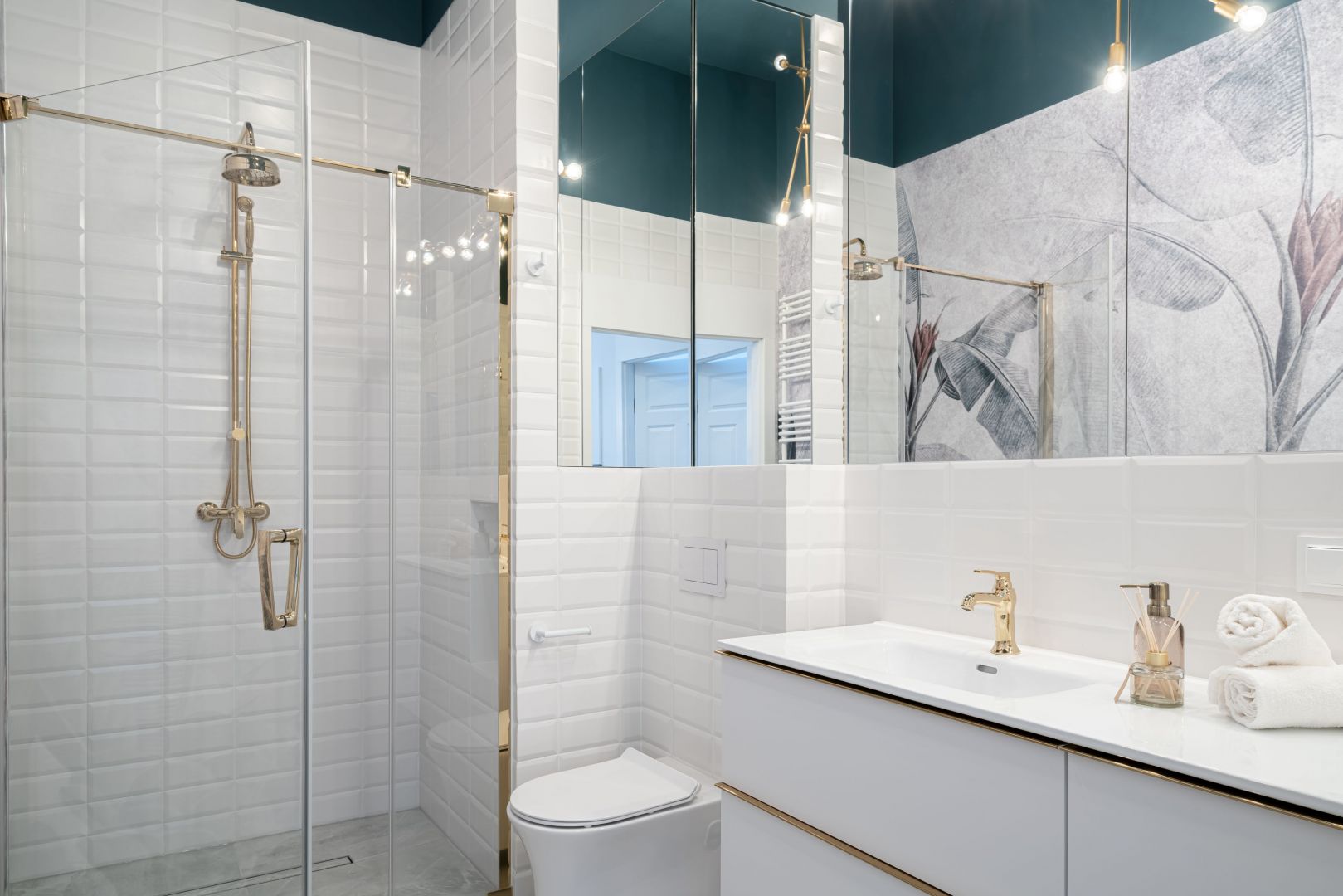 Złota kabina prysznicowa w białej łazience. Projekt i zdjęcie: KODO Projekty i Realizacje Wnętrz