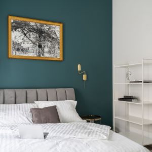 Mocnym elementem jest w sypialni ściana za łóżkiem w kolorze butelkowej zieleni. Projekt i zdjęcia: KODO Projekty i Realizacje Wnętrz