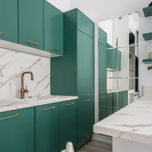 W kuchni doskonale połączono biel, kolor zielony i złoto. Projekt i zdjęcia: KODO Projekty i Realizacje Wnętrz