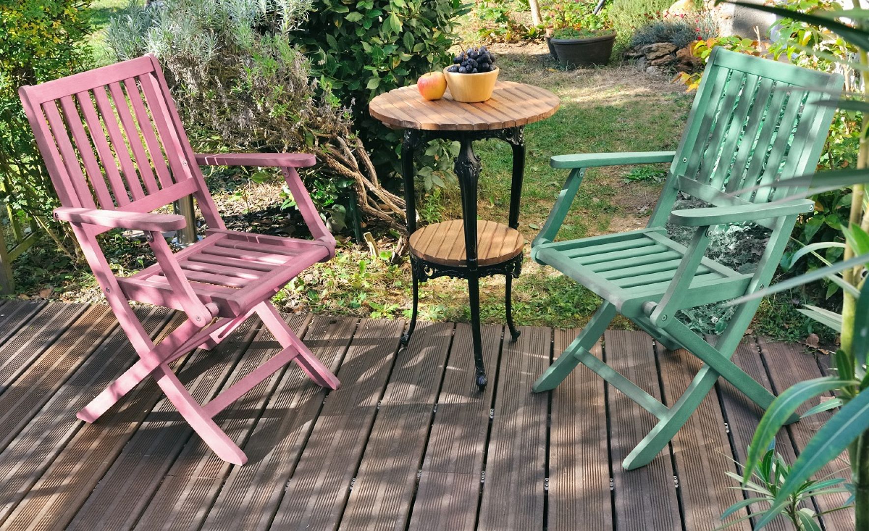 Szczególnie urokliwą ozdobą ogrodu będą wykonane z tego surowca krzesła pomalowane w soczystych odcieniach Wave i Candy Pink z palety Beckers Designer Universal. Fot. Beckers
