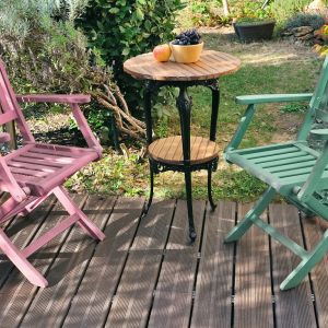 Szczególnie urokliwą ozdobą ogrodu będą wykonane z tego surowca krzesła pomalowane w soczystych odcieniach Wave i Candy Pink z palety Beckers Designer Universal. Fot. Beckers