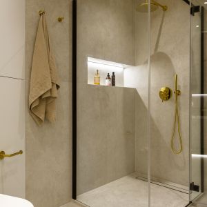 W łazience znajduje się także prysznic z odpływam montowanym w podłodze. Projekt: Małgorzata Słowińska, Maciej Balcerek, pracownia Perfect Space. Fot. pracownia Perfect Space