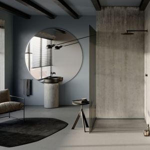 Soft minimalizm - trend w aranżacji łazienek, który łączy szarości z drewnem. Fot. TECE