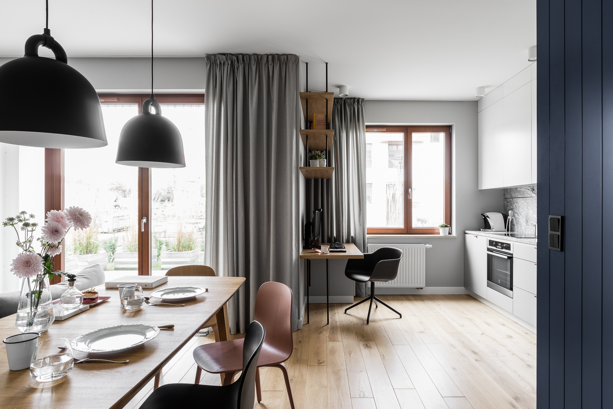 Dekoracja okna w salonie - beżowe zasłony. Autorzy projektu: Raca Architekci. Zdjęcia: Fotomohito