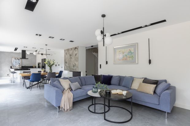 Rodzinny dom w podwarszawskim Józefowie ma powierzchnię 160 m2. Architekt Renata Blaźniak-Kuczyńska urządziła go w stylu przytulnego minimalizmu. Postawiła na naturalne materiały i jasne kolory z neutralnej palety bieli i szarości. Pięknie!