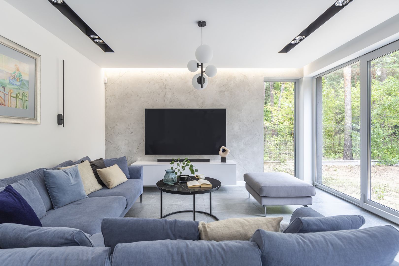 Szary tynk dekoracyjny pięknie zdobi ścianę za telewizorem. Projekt: Renata Blaźniak-Kuczyńska, Renee's Interior Design. Fot. Marta Behling/Pion Poziom Fotografia Wnętrz