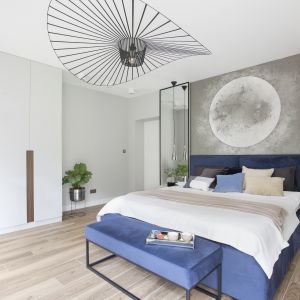 Lustra w sypialni są bardzo dekoracyjnym dopełnieniem strefy łóżka. Projekt: Renata Blaźniak-Kuczyńska, Renee's Interior Design. Fot. Pion Poziom
