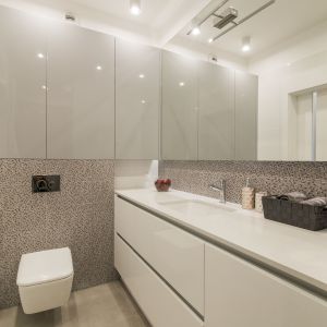 Duże lustro optycznie powiększa przestrzeń łazienki. Projekt i zdjęcia: KODO Projekty i Realizacje Wnętrz