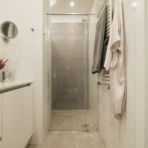 Kabina prysznicowa bez brodzika z odpływem w podłodze. Projekt i zdjęcia: KODO Projekty i Realizacje Wnętrz