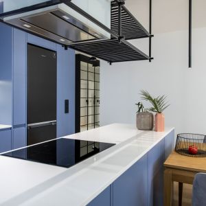 Dla podkreślenia loftowego charakteru wnętrza, nad wyspą powstała konstrukcja z metalu. Projekt: Maja Śmichura, Deer Design. Fot. Marta Wołosz-Molenda, pracownia fotografii Positiff
