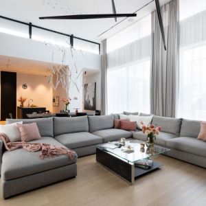 Szara sofa narożna w nowczensym salonie. Projekt: Łukasz Sterzyński, Marcin Sucharski, Easst.com. Fot. Weronika Trojanowska - Skroban
