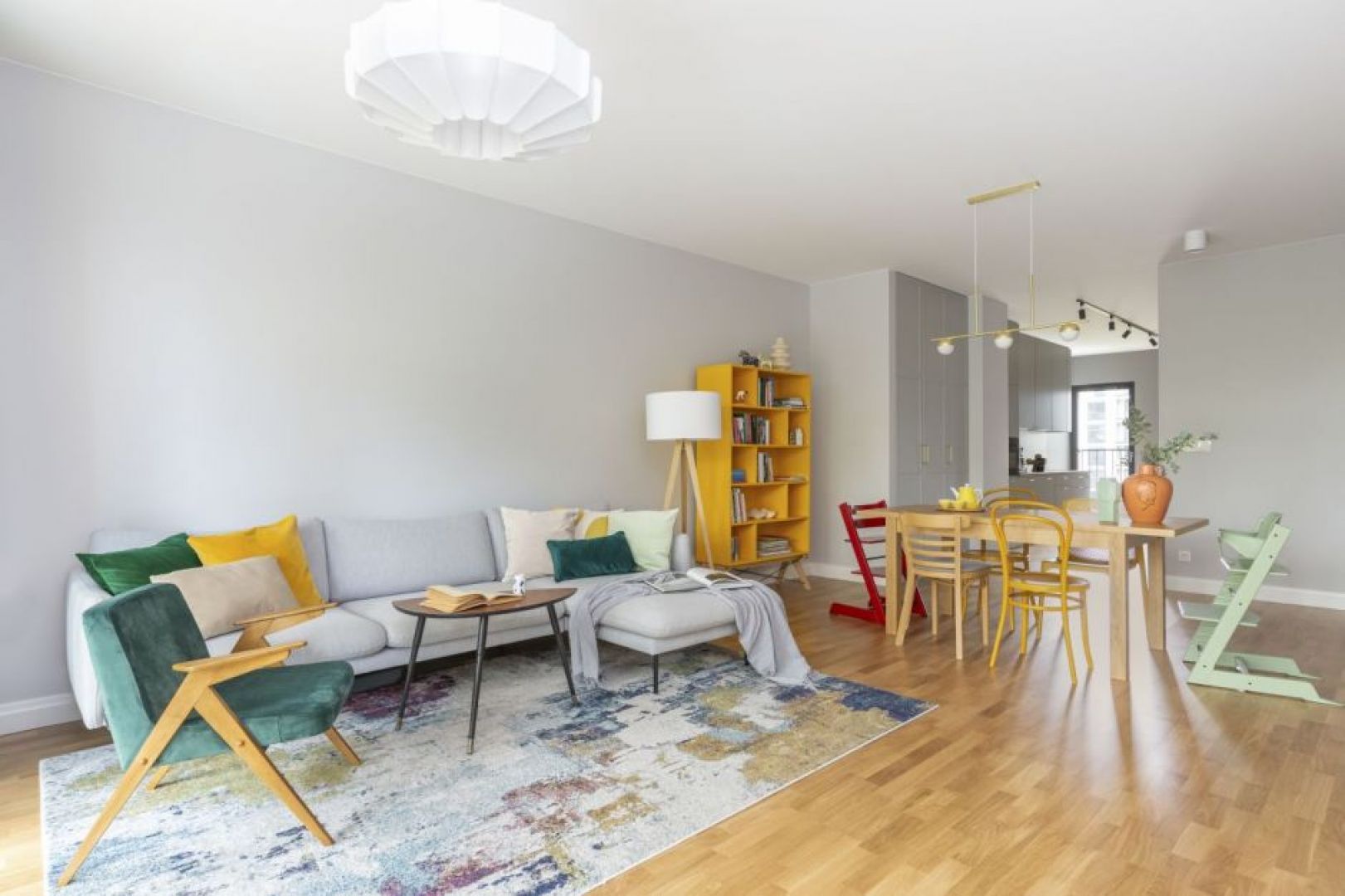 Jasny, szary narożnik w nowoczesnym salonie. Projekt: Joanna Węgłowska, pracowania Decoroom. Zdjęcia i stylizacja: Marta Behling, Pion Poziom – fotografia wnętrz