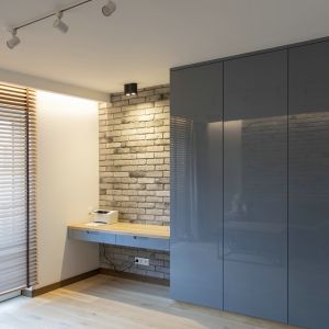 Szafa w sypialni wykonana przez firmę Komandor. Projekt: Ewelina Stępień, ExDesign. Fot. Jacek Busiakiewicz