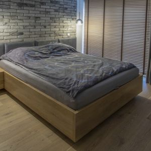 Nowoczesna, przytulna sypialnia. Projekt: Ewelina Stępień, ExDesign. Fot. Jacek Busiakiewicz