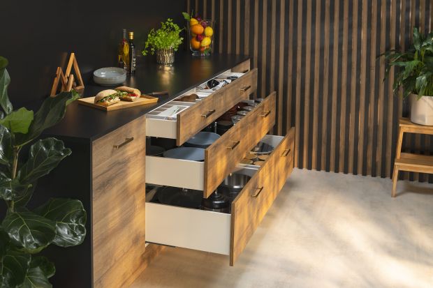 Jak zyskać więcej miejsca w meblach kuchennych? Z pomocą przychodzą specjalne systemy. Dzięki nim będziesz miał nie tylko wizualną, ale też realną przestrzeń do wykorzystania.
