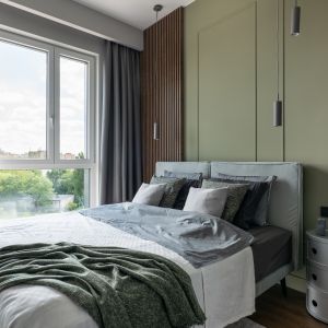 Pistacjowa ściana za łóżkiem w sypialni. Projekt i zdjęcia: KODO Projekty i Realizacje Wnętrz