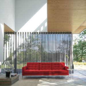 Sofa Relax w czerwonym kolorze. Fot. Knoll/Mood Design