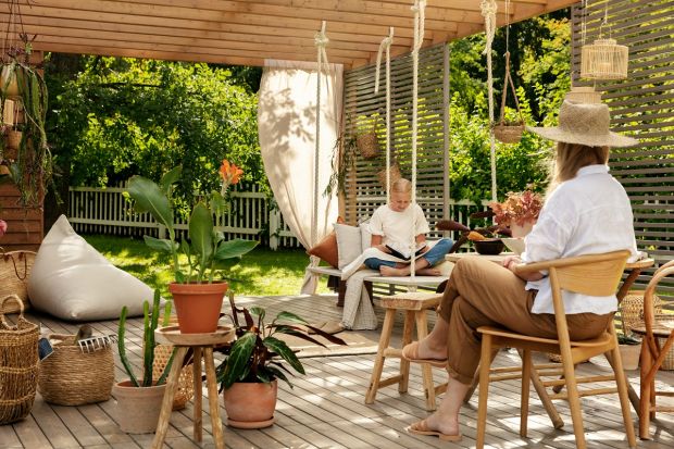Drewniana pergola doskonale sprawdzi się latem w ogrodzie. Zapewni komfortowy odpoczynek inawet gdy na zewnątrz pada. Przy niewielkich zabiegach dekoracyjnych pozwoli wykreować piękną, oryginalną przestrzeń.