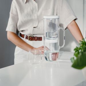 Karafka wyposażona została w filtr Lucy® Clarity, który z powodzeniem będzie filtrował przez 4 tygodnie albo oczyści nawet 120 litrów wody. Fot. Waterdrop 