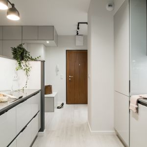 Na niewielkiej przestrzeni w kuchni zaplanowano dużą ilość miejsca do przechowywania (szafki, szuflady). Projekt i zdjęcia: KODO Projekty i Realizacje Wnętrz
