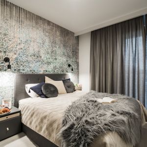 W sypialni dominują szarości, beż i odcienie niebieskiego. Projekt i zdjęcia: KODO Projekty i Realizacje Wnętrz