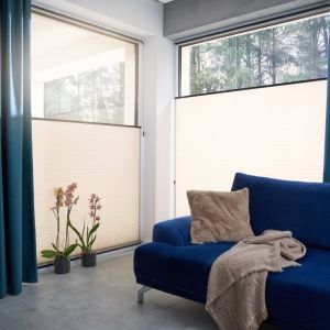 Dwukierunkowe osłony okienne umożliwiają precyzyjne zarządzanie ilością światła wpadającego do wnętrza domu. Fot. Anwis