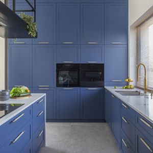 Niebieska zabudowa w kuchni nadaje jej charakteru. Projekt: Idea by Mag. Fot. PionPoziom