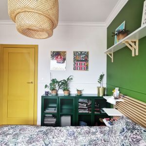 Sypialnia stała się zielono-białą, przytulną przestrzenią do wypoczynku. Projekt: pracownia Bueno. Fot. Gala Collezione