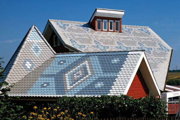 Dachówki ceramiczne mają liczne zalety. Pozwalają na zbudowanie trwałego i eleganckiego dachu. Ale też dachu, który stanie się wyjątkową i niebanalną dekoracją domu.