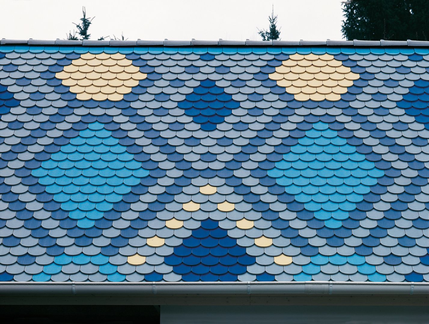 Różnorodność kształtów, kolorów i powłok dachówek ceramicznych jest podstawą do stworzenia „dachowego” dzieła. Fot. Creaton