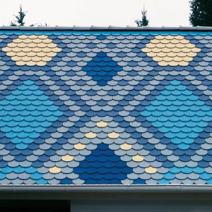 Różnorodność kształtów, kolorów i powłok dachówek ceramicznych jest podstawą do stworzenia „dachowego” dzieła. Fot. Creaton