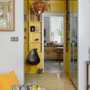 Optymistyczny żółty odcień to jeden z głównych kolorów tego wnętrza. Projekt wnętrza i stylizacja: iHomeStudio – Barbara Godawska. Wykonawca: DrobnyRemont.pl. Autor zdjęć: Yassen Hristov