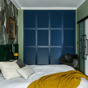 Pomysł na kolor w sypialni. Projekt wnętrza i stylizacja: iHomeStudio – Barbara Godawska. Wykonawca: DrobnyRemont.pl. Autor zdjęć: Yassen Hristov