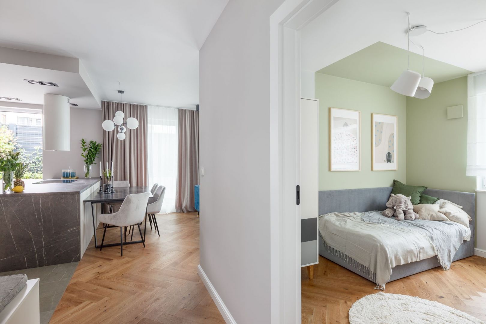 Na podłodze znalazły się płytki ceramiczne. Projekt wnętrza: Ewa Grzywa, architekt wnętrz Decoroom. Zdjęcia: Marek Koptyński