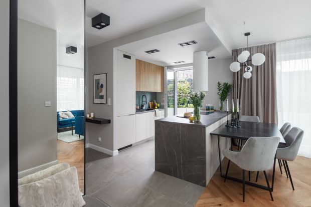 60-metrowe mieszkanie na jednym z nowych wrocławskich osiedli to przytulna, nowoczesna i kolorowa przestrzeń dla trzyosobowej rodziny. Za projektem stoi pracownia Decoroom.