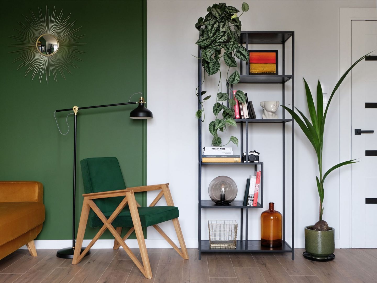 O klimat w mieszkaniu dbają stalowe meble w stylu industrialnym. Projekt wnętrza: Pura Design