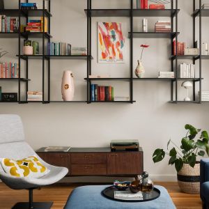 Ciekawy pomysł na przechowywanie w salonie. Design: Architekt Magdalena Daszkiewicz, pracownia PRZESTRZENIE. Zdjęcia: Mikołaj Dąbrowski. Stylizacja: Ola Dąbrówka/Good Vibes Interiors