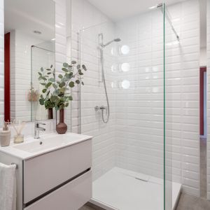 Nowoczesna łazienka z prysznicem. Projekt i zdjęcia: KODO Projekty i Realizacje Wnętrz