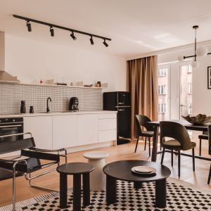 Otwarta kuchnia i wielofunkcyjne pomieszczenia to prawdziwe symbole stylu mid-century. Projekt: Dominika Guca-Krawczyk, Magdalena Załoga, The Line Studio. Fot. ONI Studio