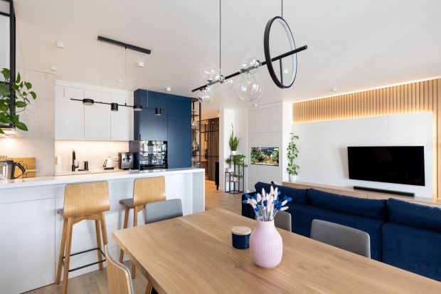 Mieszkanie o powierzchni 99,81 m² znajduje się w Krakowie na Powiślu. Zostało zaprojektowane dla czteroosobowej rodziny. Jest nowoczesne i przytulne, ale przede wszystkim funkcjonalne.