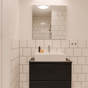 W graficznej czarno-białej łazience projektantka postawiła przede wszystkim na funkcjonalne rozwiązania. Projekt: Dominika Guca-Krawczyk, Magdalena Załoga, The Line Studio. Fot. ONI Studio