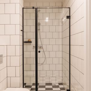 Komfort i wygodę zapewnia w łazience wykonana na zamówienie kabina prysznicowa. Projekt: Dominika Guca-Krawczyk, Magdalena Załoga, The Line Studio. Fot. ONI Studio