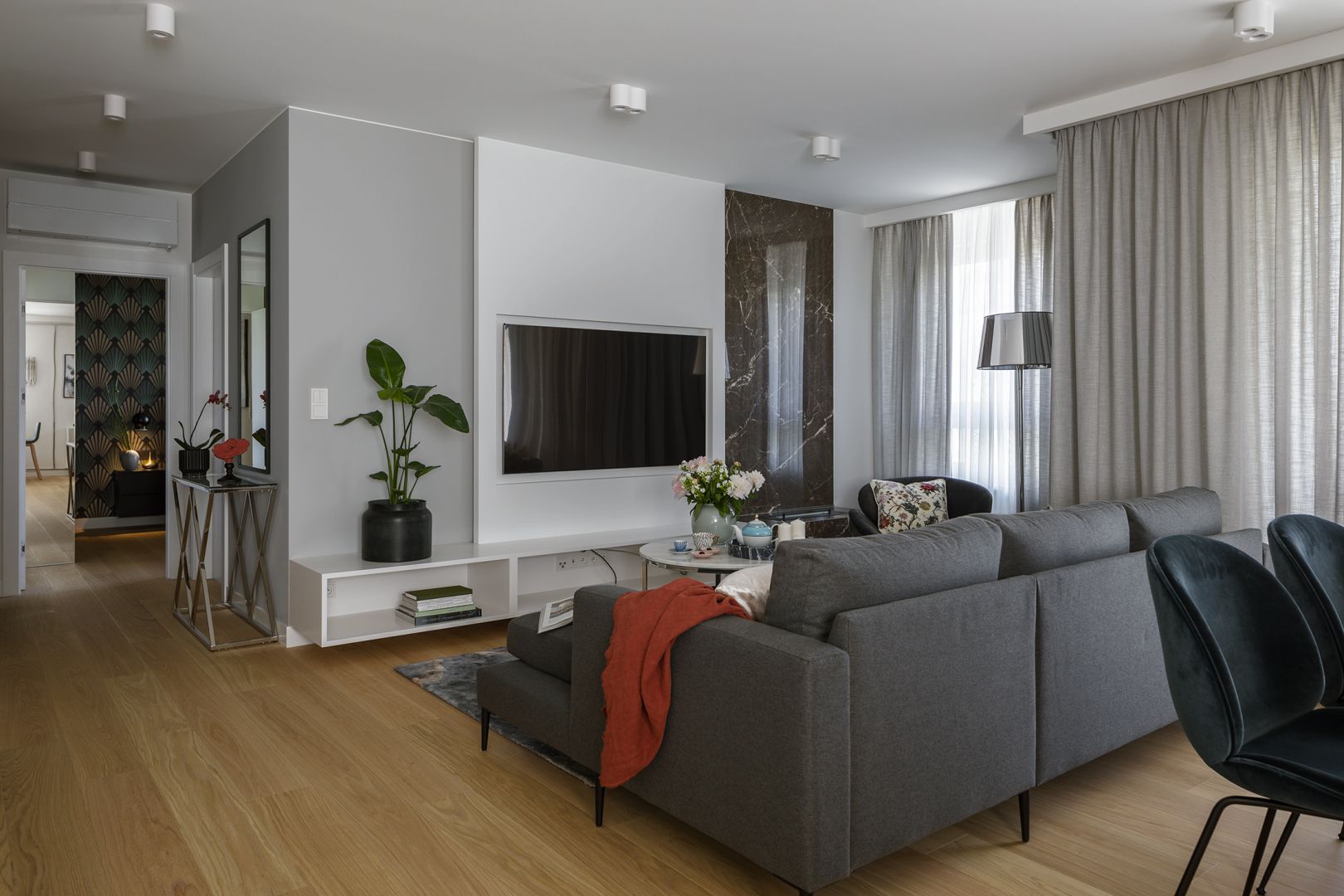 Strefa dzienna wita wchodzących do mieszkania przestrzenią i światłem. Projekt wnętrza: HOLA Design. Fot. Yassen Hristov. Stylizacja: Sorry Za Bałagan!